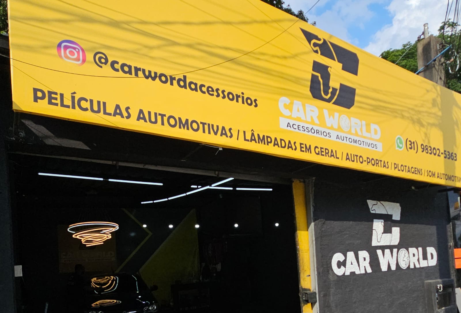 Portal principal da Car World com fachada amarela e preta