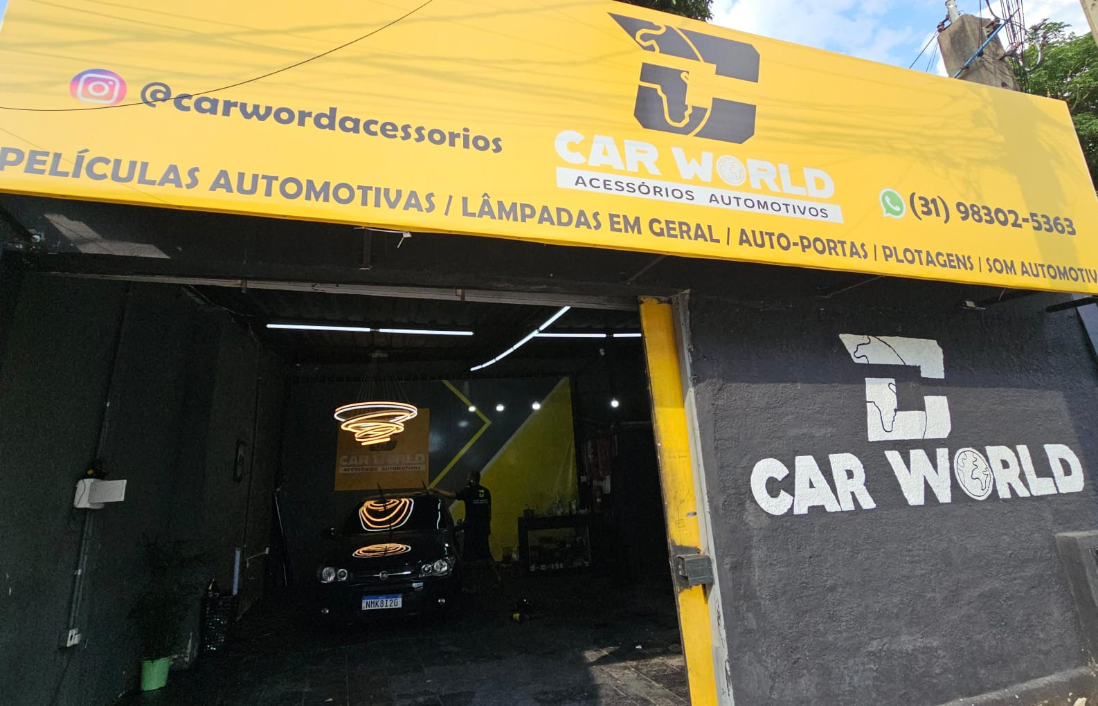 Vista do portal Car World e interior da loja